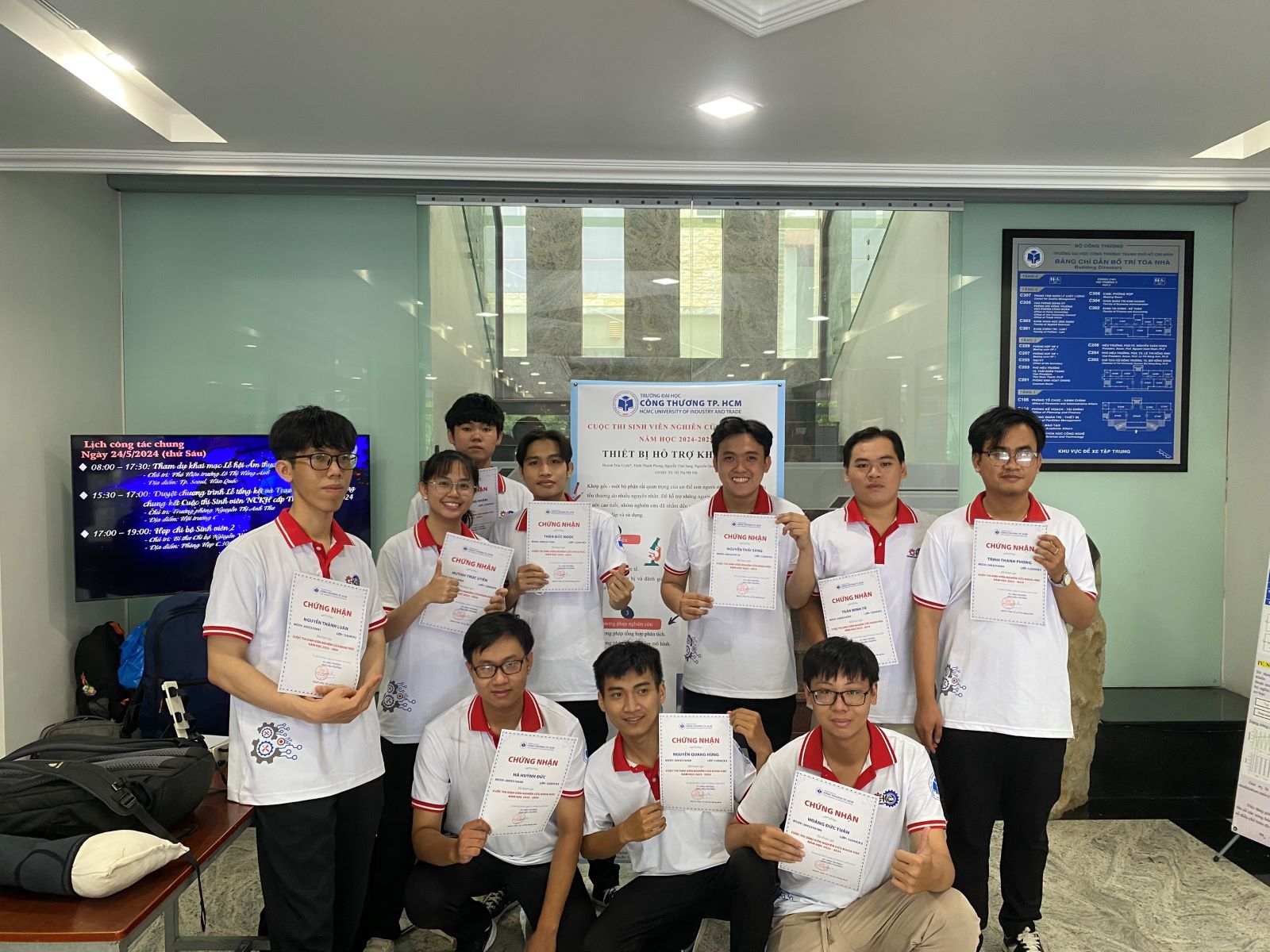 Sinh viên tham gia cuộc thi sinh viên nghiên cứu khoa học cấp Trường